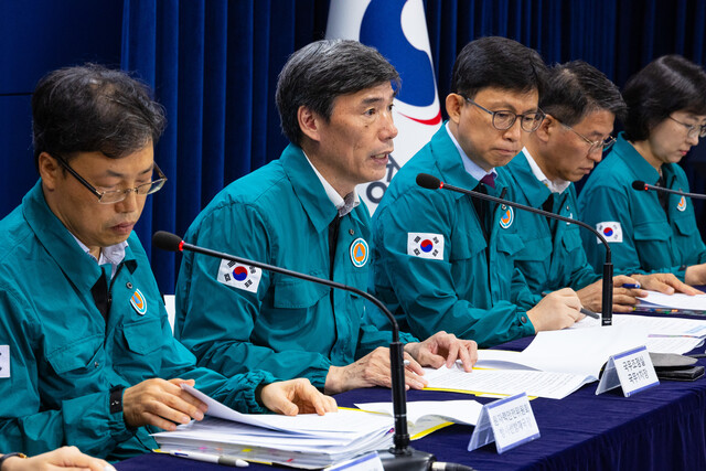 일본 정부가 후쿠시마 원전 오염수 바다 방류를 하루 앞둔 23일 오후 박구연 국무조정실 1차장(왼쪽 두 번째)이 서울 종로구 정부서울청사에서 열린 우리 정부의 일일 브리핑에 참석해 일본 쪽이 제공할 오염수 방류 데이터에 대한 세부 설명을 하고 있다. 연합뉴스