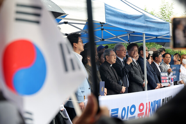 서울 노원구 육군사관학교 정문 들머리에서 29일 오후 육군사관학교 독립운동가 흉상 철거 규탄 기자회견이 열리고 있다. 김혜윤 기자 unique@hani.co.kr