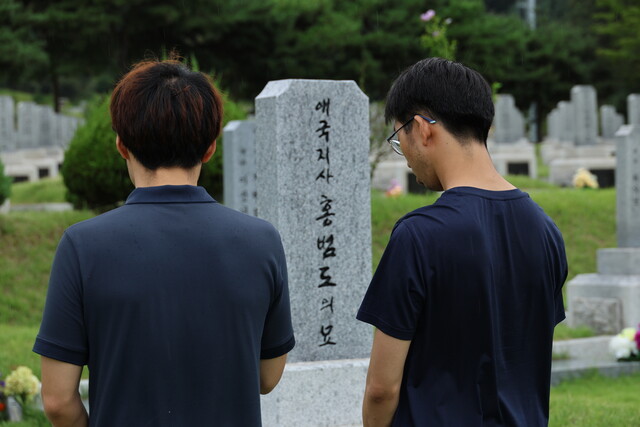 29일 오후 대전 유성구 국립대전현충원 독립유공자 3 묘역을 찾은 대전시민들이 홍범도 장군의 묘역을 살펴보고 있다. 연합뉴스