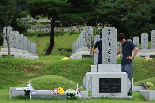 29일 오후 대전시 유성구 국립대전현충원 독립유공자 3 묘역을 찾은 대전시민들이 홍범도 장군의 묘역을 살펴보고 있다. 연합뉴스