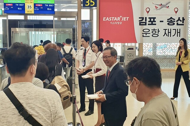 이스타항공 조중석 대표(오른쪽 두번째) 등 임직원들이 대만으로 향하는 첫 국제선 승객들에게 기념품을 증정하고 있다. 이스타항공 제공