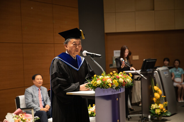 하토야마 유키오 일본 전 총리가 13일 오후 전주대학교에서 명예 행정학박사 학위를 받고 특강을 하고 있다. 전주대 제공