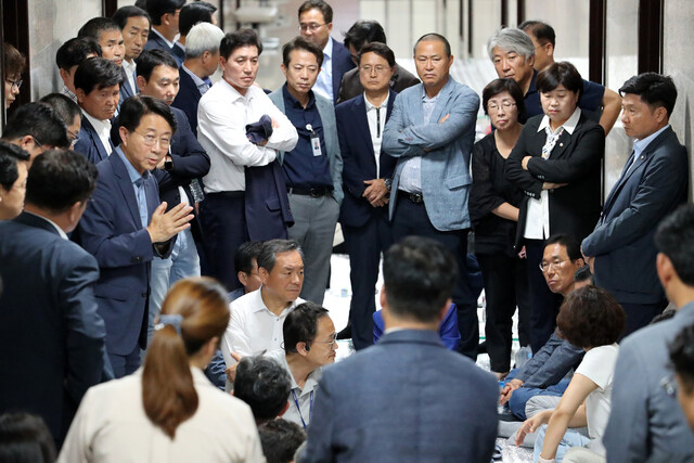 17일 단식 중인 이재명 더불어민주당 대표가 머물고 있는 국회 당 대표실 앞에 의원들이 모여 대책을 논의하고 있다. 공동취재사진