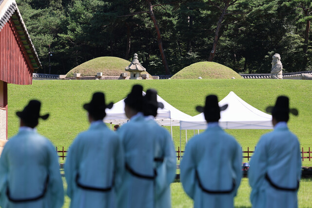 세계문화유산에 등재된 조선왕릉 40기 가운데 유일하게 미공개 상태로 남아있다가 8일부터 개방된 조선 제12대 왕 인종과 인성왕후의 무덤 효릉의 모습. 연합뉴스