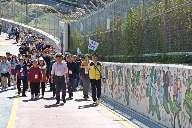 지난 5일 광주 남구 통일열차 탑승객들이 경기도 파주 도라산역에 도착한 뒤 비무장지대를 둘러보고 있다. 남구 제공