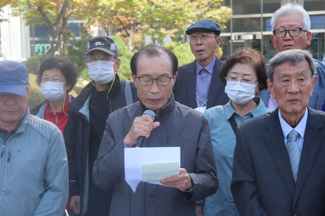 10일 오전 11시 서울 중구 남산스퀘어빌딩 진실화해위 앞에서 한국전쟁전후민간인피학살자전국유족회 주최로 열린 집회에서 호소문을 낭독하는 김만덕 영천유족회장. 오른쪽이 윤호상 전국유족회 회장. 고경태 기자