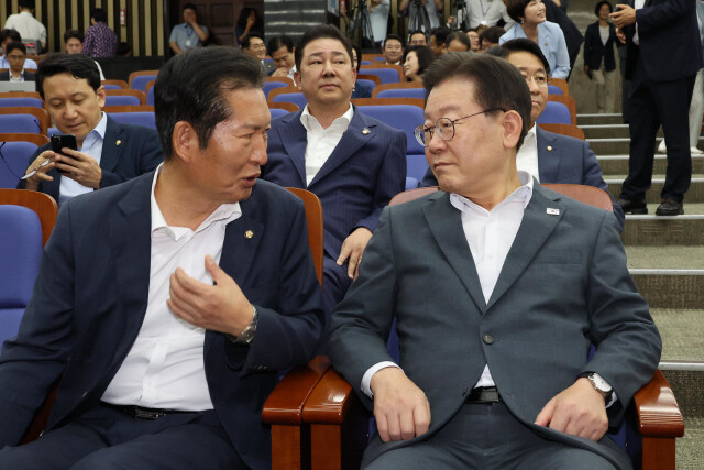 이재명 더불어민주당 대표와 정청래 최고위원이 8월16일 오후 국회에서 열린 정책위원총회에 앞서 대화하고 있다. 김봉규 선임기자 bong9@hani.co.kr