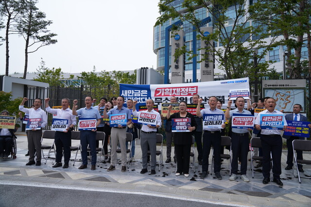 지난달 12일 더불어민주당 전북도당 위원장인 한병도(앞줄 오른쪽에서 다섯번째) 의원 등이 세종시 기획재정부 앞에서 삭발한 채 새만금 예산 복원을 촉구했다. 전북도의회 제공