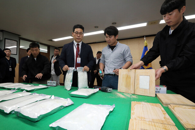 서울 영등포경찰서가 지난 10일 오전 대회의실에서 수백만명이 투약할 수 있는 분량의 필로폰을 국내로 대량 밀반입해 일부 유통한 한국·중국·말레이시아 3개국 국제연합 마약조직을 검거했다고 밝히고 나무 도마를 이용한 마약 은닉 수법을 공개하고 있다. 연합뉴스