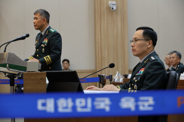 권영호 육군사관학교장이 23일 충남 계룡대에서 열린 국회 국방위원회의 국정감사에서 육사의 홍범도 장군 흉상 이전과 독립영웅실 철거에 대한 질의에 답변하고 있다. 오른쪽은 박정환 육군참모총장. 연합뉴스