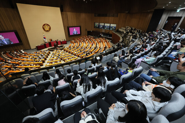 지난 4월12일 국회 본회의장 방청석에서 국회를 견학 온 초등학생들이 전원위원회를 지켜보고 있다. 연합뉴스