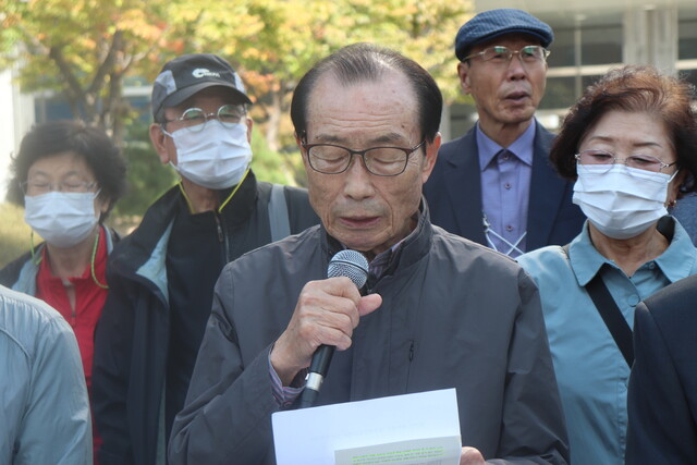 지난 10일 서울 중구 남산스퀘어빌딩 진실·화해를위한과거사정리위원회(진실화해위) 앞에서 열린 한국전쟁전후민간인피학살자전국유족회 집회에 참석했던 김만덕 영천유족회장이 호소문을 읽고 있다.  고경태 기자