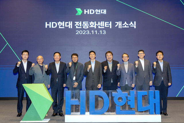 HD현대가 경기도 성남시 HD현대 글로벌R&amp;D센터(GRC)에서 ‘전동화센터’ 개소식을 가졌다. (오른쪽 다섯번째부터 왼쪽으로 정기선 HD현대 부회장, 설승기 전동화센터 기술자문위원). HD현대 제공