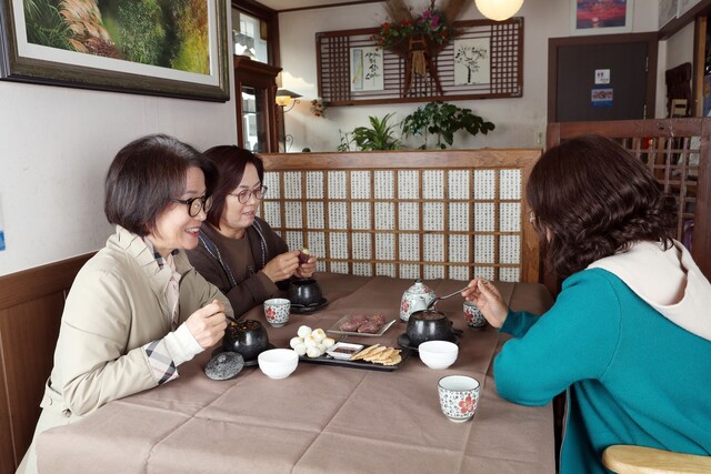 쌍화차거리 찻집에서 손님들이 쌍화차를 즐기고 있다. 정읍시 제공