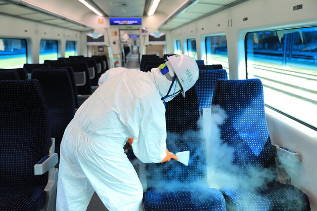 지난 14일 인천시 중구 공항철도 용유차량기지 내 직통열차에서 빈대 예방을 위한 살균 작업이 진행되고 있다. 연합뉴스