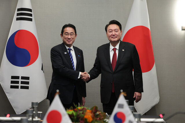 아시아태평양경제협력체(APEC) 정상회의 참석차 미국을 방문한 윤석열 대통령이 16일(현지시각) 샌프란시스코 한 호텔에서 열린 한일 정상회담에서 기시다 후미오 일본 총리와 악수하며 기념촬영을 하고 있다. 연합뉴스