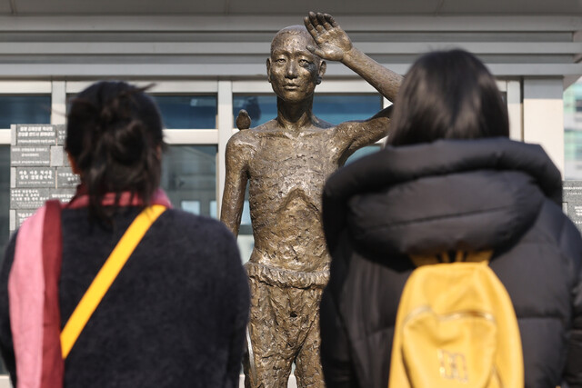 서울 용산역광장에 세워진 강제징용 노동자상. 연합뉴스