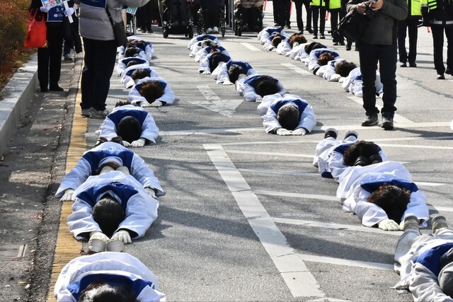 전국발달장애인부모연대 회원들이 지난달 28일 광주광역시 서구 무각사에서 광주시청 앞까지 오체투지 행동을 진행하고 있다. 전국발달장애인부모연대 광주지부 제공