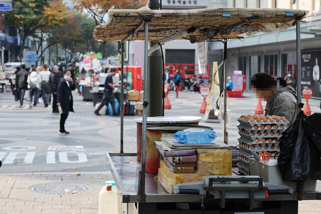 지난해 11월1일 서울 중구 명동의 노점상. 연합뉴스