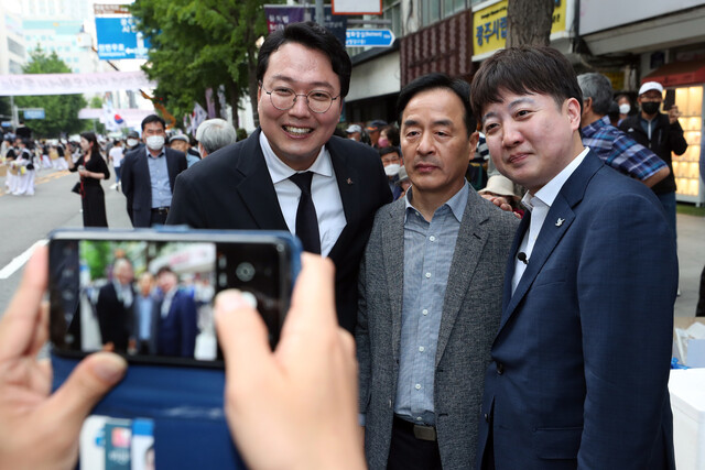 천하람 변호사(왼쪽)가 이준석 전 국민의힘 대표(오른쪽)와 함께 지난 5월17일 오후 광주 동구 금남로에서 열린 5·18 민주화운동 43주년 전야제에 참석해 시민의 기념사진 촬영 요구에 응하고 있다. 연합뉴스