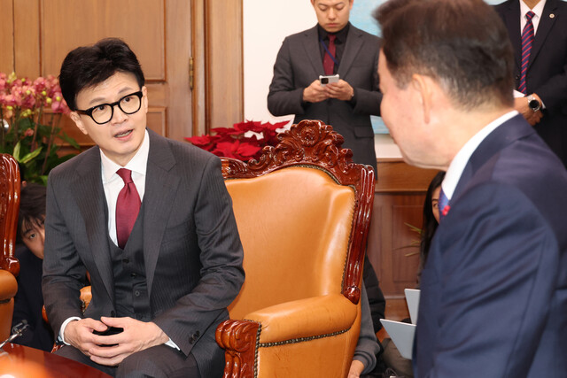 김진표 국회의장과 한동훈 국민의힘 비상대책위원장이 29일 국회의장실에서 만나고 있다. 연합뉴스