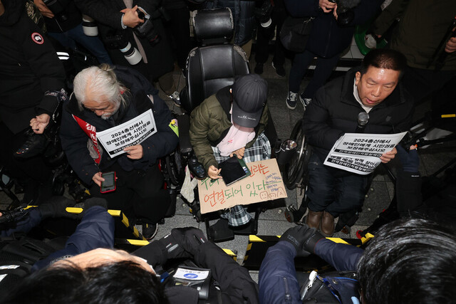 지난 2일 박경석 전장연 상임공동대표(왼쪽부터), 이수미 서울장애인차별철폐연대 대의원, 권달주 전장연 상임공동대표가 출근길 지하철 탑승시위를 하고 있다. 김혜윤 기자 unique@hani.co.kr