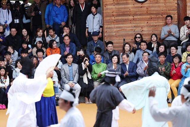 6일 경북 안동 하회마을을 찾은 문재인 대통령이 별신굿 탈놀이를 시민들과 함께 관람하고 있다. 청와대 제공