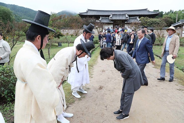 문재인 대통령과 김정숙 여사가 6일 류성룡 선생의 위패를 모신 사당이 있는 경북 안동 병산서원을 찾아 종친들에게 인사하고 있다. 청와대 제공