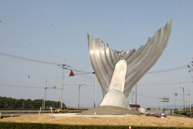 포항시가 2009년 3억원을 들여 포항공항 입구에 설치한 ‘은빛풍어’ 조형물. 주민 반발로 결국 철거돼 ‘고철값’에 매각됐다. 포항시 제공