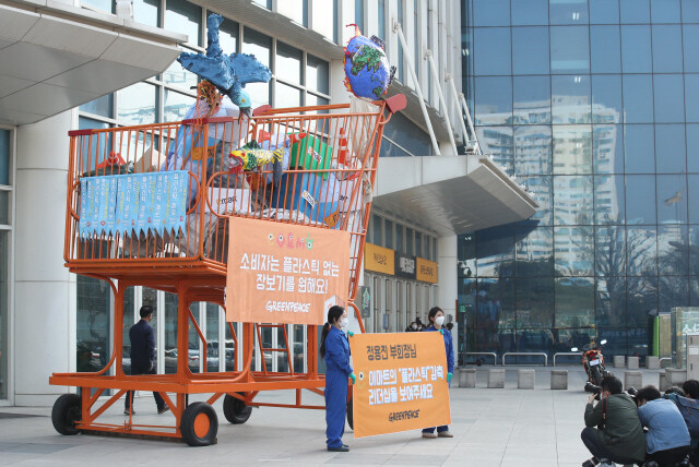 그린피스가 지난 3월26일 오전 서울 성동구 이마트 성수점 앞에서 플라스틱 쓰레기를 채운 높이 5m짜리 대형 카트를 설치하는 행위극을 하고 있다. 백소아 기자 thanks@hani.co.kr