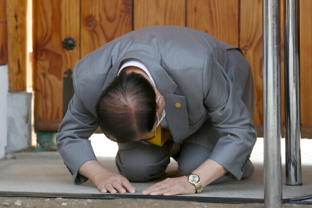 지난해 3월2일 경기도 가평 ‘평화의 궁전’ 앞에서 신천지 이만희 총회장이 국민께 사과드린다는 의미로 큰절하고 있다. 공동취재사진단.