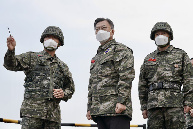 문재인 대통령이 23일 오전 서해 백령도 해병대를 방문해 전방관측소(OP)에서 현황 보고를 받고 있다. 청와대 제공