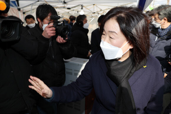 광주 서구 신축아파트 붕괴 사고 발생 엿새째인 16일 심상정 정의당 대선 후보가 사고 현장을 찾아 사고수습본부 관계자들을 격려하고 있다. 연합뉴스