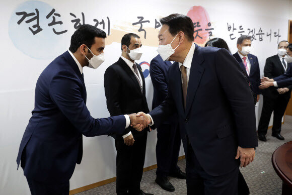 윤석열 대통령 당선자가 1일 오후 서울 종로구 통의동 인수위 집무실에서 걸프협력회의 주한대사들을 접견, 이사 압둘라 술탄 알사마히 주한 아랍에미리트 대사관 대리와 인사를 나누고 있다. 공동취재사진