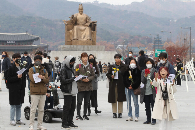 지난해 11월13일 오후 서울 광화문광장에서 ‘애도와 민주주의의 길 걷기’ 참가자들이 광화문 광장 곳곳에 있는 기억과 추모의 공간을 함께 걸으며 이태원참사 희생자들을 애도하고 있다. 신소영 기자 viator@hani.co.kr