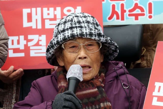 지난해 11월29일 서울 서초구 대법원 앞에서 열린 미쓰비시 강제동원 대법원 판결 4돌 기자회견에서 미쓰비시중공업 근로정신대 강제동원 피해자인 양금덕 할머니가 발언하고 있다.김경호 선임기자 jijae@hani.co.kr