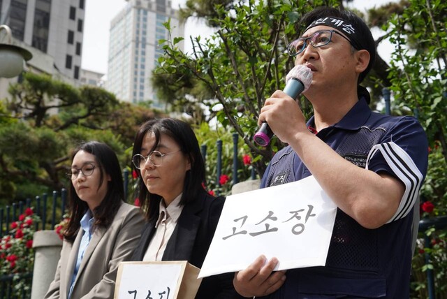 22일 오전 서울 서대문구 경찰청 앞에서 열린 ‘조선일보, 월간조선, 원희룡 국토부 장관 고소·고발 기자회견’에서 강한수 건설노조 수석부위원장이 발언하고 있다. 건설노조 제공