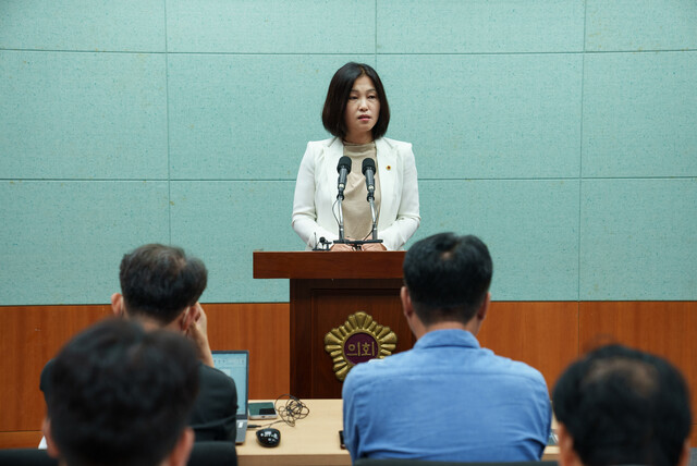 윤영숙 도의원이 지난 25일 전북도의회 브리핑룸에서 자신에게 제기된 갑질과 외압 의혹에 대해 “사실 무근으로 법적 대응할 것”이라고 반박 기자회견을 하고 있다. 전북도의회 제공