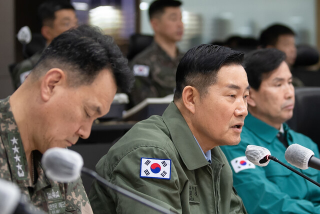 북한이 서해 북방한계선(NLL) 인근 해안포 사격을 실시한 지난 5일 합참 전투통제실에서 신원식 국방장관이 서북도서부대의 해상사격 훈련을 점검하고 있다. 국방부 제공