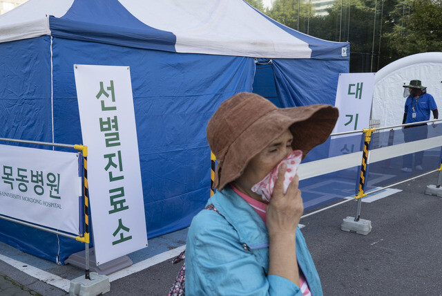 메르스 확진 환자 발생 4일째인 9월 11일 오전 서울 양천구 목동서울병원에서 한 시민이 손수건으로 입을 가린 채로 메르스 의심환자 방문을 대비해 설치한 선별진료소 천막을 지나고 있다. 김성광 기자 flysg2@hani.co.kr