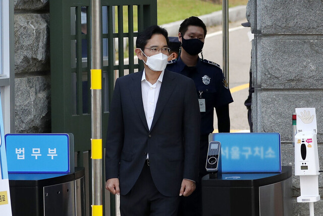 국정농단 사건 파기 환송심에서 징역 2년6개월의 실형을 선고받고 재수감된 지 207일 만에 가석방된 이재용 삼성전자 부회장이 13일 오전 경기 의왕 서울구치소를 나서고 있다. 의왕/김혜윤 기자 unique@hani.co.kr