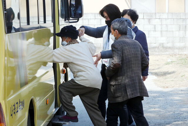 제20대 대통령 선거일인 9일 전남 나주시 노안면의 한 투표소에서 투표를 마친 어르신들이 선거관리위원회의 유권자 투표 편의 차량에 오르고 있다. 연합뉴스