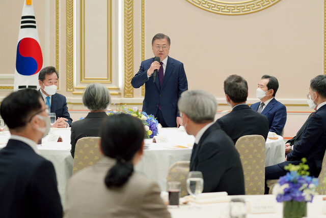 문재인 대통령이 20일 청와대 영빈관에서 열린 전직 장관 초청 오찬에서 인사말을 하고 있다. 청와대 제공