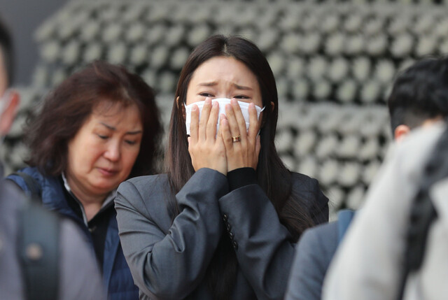 이태원 참사 당시 서울 용산구 이태원동 해밀톤호텔 인근을 방문했던 이정은씨가 31일 오후 서울광장에 마련된 이태원 사고 사망자 합동분향소를 찾아 조문한 뒤 눈물을 흘리고 있다. 김혜윤 기자 unique@hani.co.kr