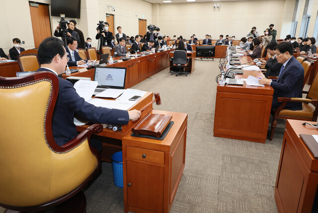 16일 국회에서 열린 기획재정위원회 조세소위에서 류성걸 위원장이 의사봉을 두드리고 있다. 연합뉴스