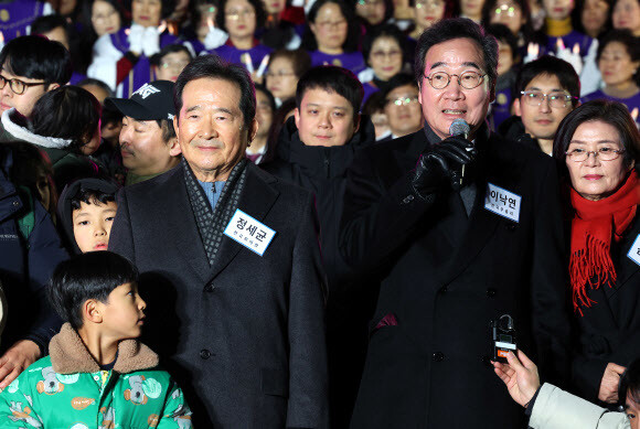 이낙연 전 국무총리와 정세균 전 국무총리가 24일 서울 여의도순복음교회에서 열린 행사에 참석하고 있다. 연합뉴스