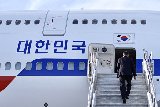 방미 일정을 마친 문재인 대통령이 22일 오후(현지시간) 미국 하츠필드 잭슨 애틀랜타 국제공항에서 공군1호기에 탑승하고 있다. 연합뉴스