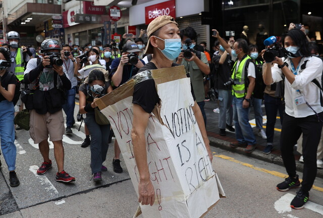 6일 오후 입법회 의원 선거 연기와 홍콩보안법 시행 항의 시위에 나선 한 시민이 “투표는 권리다”라고 적은 종이상자를 몸에 두르고 있다. 홍콩/EPA 연합뉴스