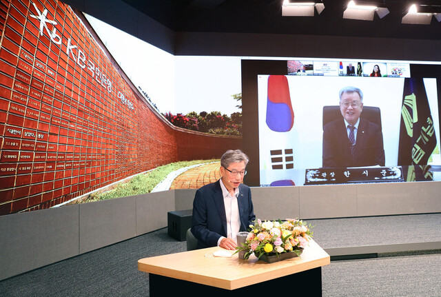 12일 비대면으로 열린 독립기념관 벽돌쌓기 완공식에서 허인 케이비(KB)국민은행장이 화상으로 한시준 독립기념관장과 얘기를 나누고 있다. 케이비국민은행 제공