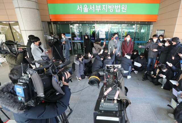 윤석열 국민의힘 대선 후보의 배우자 김건희씨 측이 자신과의 총 7시간 분량 통화 녹음 파일을 공개할 것으로 알려진 &lt;MBC&gt;를 상대로 낸 방송금지 가처분 신청 심문이 있은 14일 오전 서울 마포구 서울서부지방법원에서 국민의힘 선거대책본부 홍종기 변호사 등이 입장을 밝히고 있다. 김태형 기자 xogud555@hani.co.kr